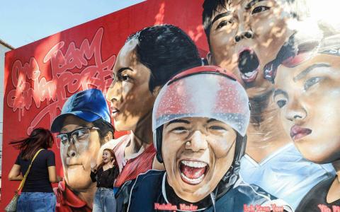 五位参加本届巴黎奥运会和残奥会的我国选手，由本地涂鸦艺术家Ceno在甘榜格南创作为壁画。左起是残疾射箭世界冠军塞西达，田径女飞人珊蒂、水翼风筝板世界冠军墨士廉、羽毛球世锦赛冠军骆建佑、以及残疾游泳奥运冠军叶品秀。（郑一鸣摄）