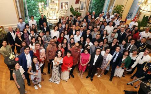 尚达曼总统（第一排左五）、总统夫人珍一藤木（左四）与我国驻法国大使符秀丽（左六），星期三出席在巴黎举行的旅法新加坡人招待会。（数码发展及新闻部提供）