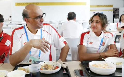 尚达曼总统（左）在选手村与我国女飞人珊蒂聊备战奥运的情况。（取自尚达曼总统脸书）