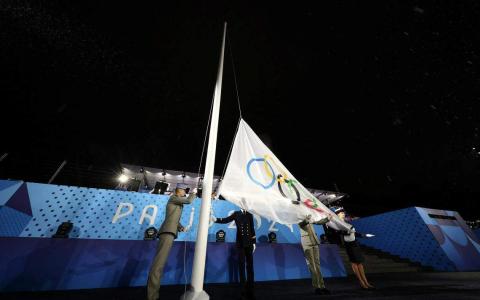 奥运五环会旗升上时反挂着，是奥运开幕式尴尬一幕。（路透社）