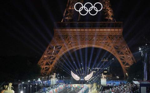 大雨虽然为巴黎夏夜奥运开幕式添难度，但首次在户外举行的盛会融入无限创意，让全球观众看得心花绽放。（路透社）