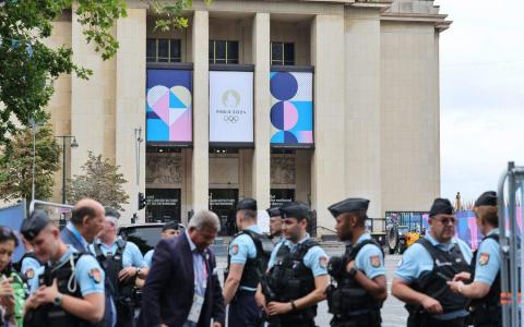 开幕式较早时候的巴黎街头，处处都看到大量警力维护保安。（谢智扬摄）