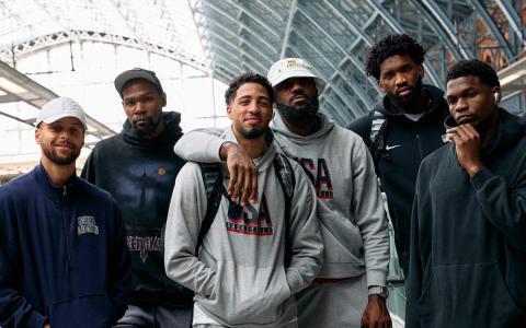 柯里（左起）、杜兰特、哈利伯顿、詹姆斯、恩比德、爱德华兹等美国男篮球星携手冲刺巴黎奥运金牌，这样的阵容相信将是绝响。（法新社）