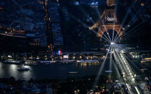 以塞纳河六公里河段为主舞台的开幕式，有30万名观众和贵宾出席，7500名各地奥运选手则分乘85艘大小游船鱼贯入场，这是法国要呈现的开放、平等、包容、文化与环保的奥运会主题。（路透社）