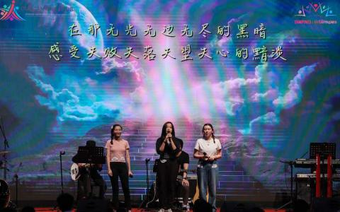 夺冠的词曲作者和演唱者梁育榛（左起）和帮唱同学林颖萱，以及校友苏睿恩来自裕廊先驱初级学院，她们为观众现场演唱寓意深刻、充满勇气的反校园霸凌歌曲《他们说》。（龙国雄摄）