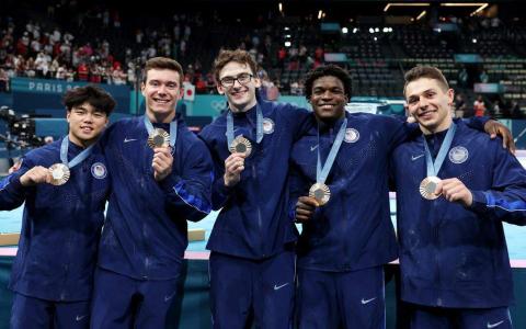 内多罗斯希克（中）和队友们庆祝美国获得16年来首面体操男团奥运铜牌。（路透社）