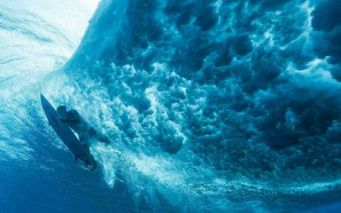 法国冲浪好手利·瓦斯特参加巴黎奥运会冲浪比赛。（法新社）