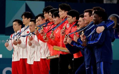 7月29日，中国在巴黎奥运会竞技体操男子团体决赛痛失好局，因最后一轮的失误被日本逆转，屈居银牌，美国夺得铜牌。（路透社）