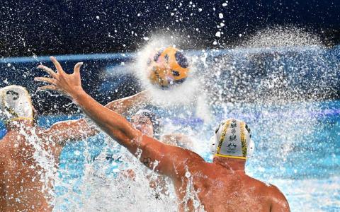水球比赛中的每一滴水花，仿佛都在述说着运动员们的汗水与努力。（法新社）