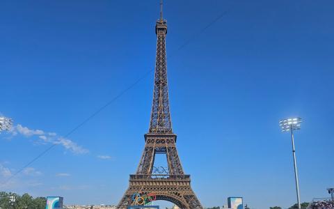 埃菲尔铁塔前举行沙滩排球赛，风景美如画，气氛好到爆。（何欣颜摄）