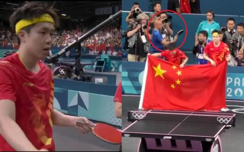 王楚钦（左图）对自己的球拍被踩坏感到不满。他的教练肖战（右图红圈处）在发现球拍被踩坏后，上前捡起球拍，并感到无奈。（微博截图）