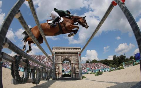 爱尔兰骑手奥康纳与爱马莫里斯一同跳跃过障碍。（路透社）