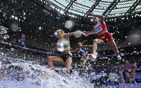 选手们在女子3000米障碍赛预赛中奋力完赛。（法新社）