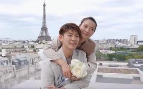 刘雨辰（左）与黄雅琼（右）巴黎铁塔前拍婚纱照。（互联网 ）