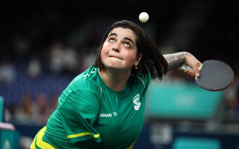 巴西乒乓球员布鲁娜发球时，用握拍的左手把球抛高。（路透社）