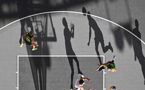 不举杯，不邀月，只有球和篮球框，也能对影成三人。（法新社）