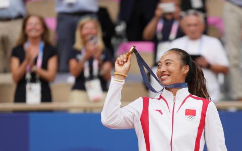 中国网球郑钦文8月3日在巴黎奥运会网球女子单打金牌赛中，夺得金牌。图为她在颁奖仪式上展示金牌。（新华社）