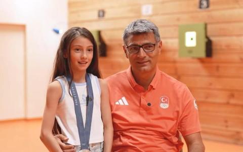 迪凯特与女儿接受采访，展示他慈父的一面。（Medya Midas视频截图）