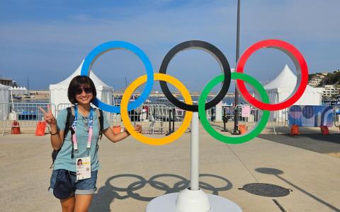 记者星期三（7日）上午抵达马赛港——巴黎奥运会帆船赛场，准备报道墨士廉开赛轮最后一天的成绩。（何欣颜提供）