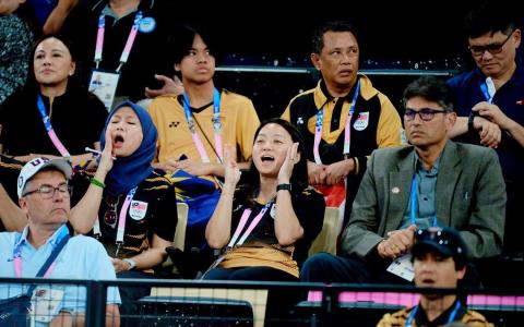 马国奥委会主席诺扎（后排左三）的妻子 （后排左一）和儿子 （后排左二）上星期天（8月4日）坐在贵宾席观赏羽毛球赛而引起争议。前排右二是青年及体育部长杨巧双。（取自杨巧双脸书）