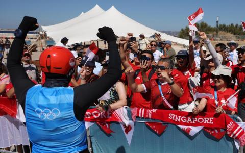 文化、社区及青年部长兼律政部第二部长唐振辉（右二）和大家一起在决赛开始前一同为墨士廉（左一）加油。（新加坡体育理事会提供）