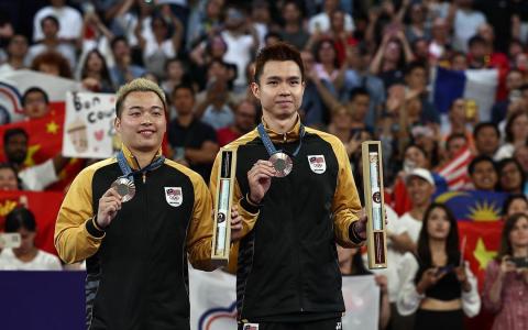 谢定峰（左）和苏伟译（右）8月4日战胜丹麦组合阿斯特鲁普与拉斯姆森，连续两届奥运会获得铜牌。（路透社）