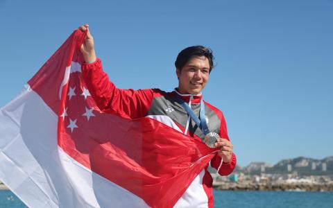 墨士廉希望通过水翼风筝板运动，给大家带来更多的快乐。（谢智扬摄）