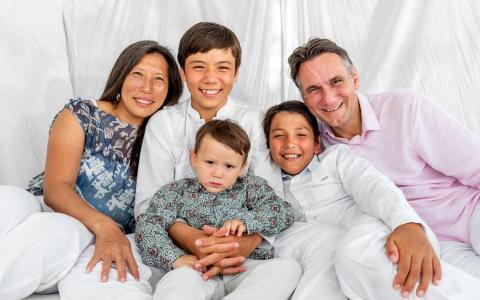 墨士廉全家福，墨士廉是家中老大。（受访者提供）