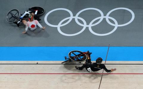 马来西亚脚踏车选手沙费道斯（右）被日本选手中野慎词撞倒后翻车。他原本取得第四，但成绩被降级，以第六名完赛。（路透社）