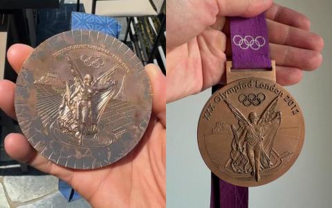 左为2024年巴黎奥运会铜牌，右为2012年伦敦奥运会铜牌。（取自网络 ）
