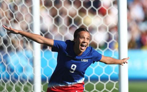 26岁的美国前锋马洛里在第57分钟攻入全场唯一进球。（法新社）