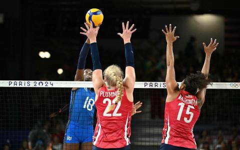 意大利女排在进攻和拦网都比美国队好，明星选手帕奥拉（蓝衣）贡献了22分。（法新社 ）