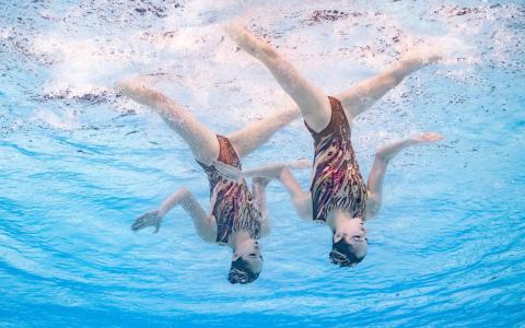 中国组合王柳懿和王芊懿赢得中国史上首枚花游双人奥运金牌。（新华社）