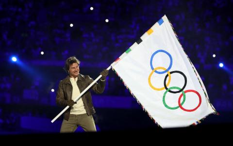 好莱坞巨星汤姆·克鲁斯接过奥运五环旗，象征洛杉矶接棒巴黎。（路透社）