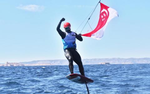 我国健儿墨士廉在国庆日传来喜讯，勇夺男子水翼风筝板铜牌。（谢智扬摄）