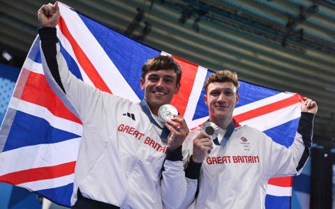 星期一宣布退役的英国跳水王子戴利（左）和搭档威廉姆斯在巴黎奥运会拿下男子双人10米跳台银牌。（法新社）
