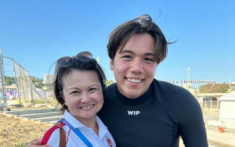 新加坡驻法国大使符秀丽（左）前往马赛为墨士廉加油打气。（受访者提供）