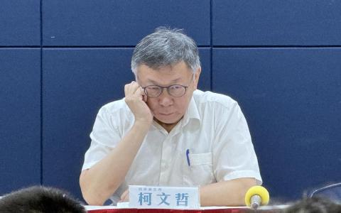 针对总统大选政治献金争议， 台湾民众党主席柯文哲8月12日表示，他虽然相信没有贪污舞弊， 但仍因为这次争议感到相当紧张，未来会从错误中学习， 民众党也不会因为这样的挫拆被击垮。（缪宗翰摄）