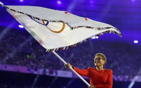 美国洛杉矶市长凯伦在巴黎奥运会闭幕式上接过奥运会旗。（路透社）