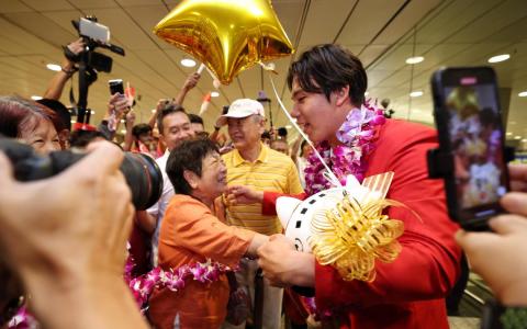 墨士廉（右）步出抵境厅时，他的外婆陈亚妹（左）和外公丁来安（中）迫不及待地欢迎载誉而归的孙子。（林明顺摄）