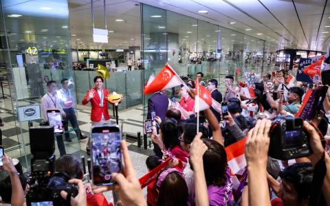 墨士廉步出抵境厅时，受到热烈欢迎。（关俊威摄）