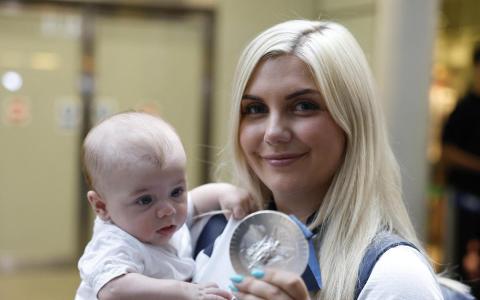 英国射击手安柏·鲁特在收获奥运银牌三个月前刚生下儿子当上新手妈妈，因此成为了话题。（路透社）