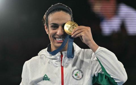 伊曼内于星期六在女子拳击66公斤级决赛，以5比0击败中国选手杨柳夺冠。（法新社）