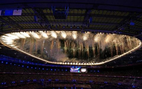 8月11日，2024年巴黎奥运会闭幕式在巴黎郊区圣丹尼斯（Saint-Denis）的法兰西体育场举行，绽放的烟花为闭幕式增添绚丽色彩。（法新社）