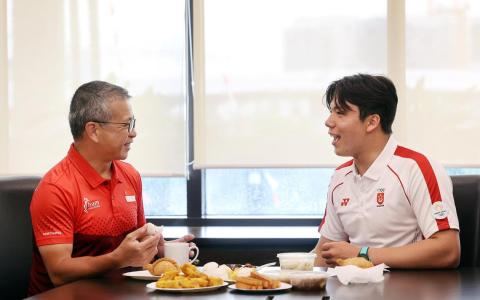 结束采访后，唐振辉部长（左）与我国帆船小将墨士廉一起享用新加坡式早餐，墨士廉笑说桌上的咖喱角是他的最爱。（萧紫薇摄）