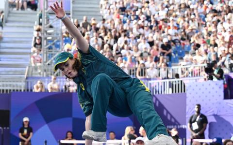 蕾切尔·冈恩因奇异的“袋鼠”舞输了三局循环赛，遭受网暴。（路透社）