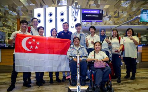 新加坡残奥会代表团启程前往巴黎，文化、社区及青年部兼社会及家庭发展部高级政务次长蔡瑞隆（后排左五）到机场为选手们加油打气。（叶振忠摄）