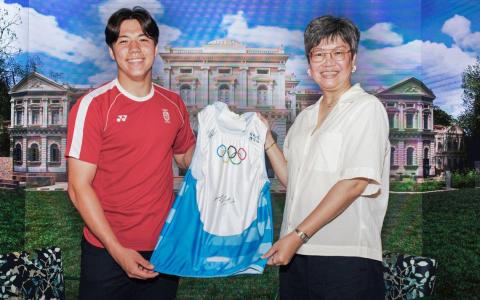 墨士廉在背心签名后交给馆长曾美君（右），与约瑟林及珊蒂一同贡献藏品。（新加坡国家博物馆提供）