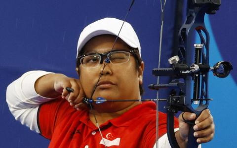 我国残疾射箭前世界冠军诺莎希达（图）以两分微差，不敌澳大利亚选手阿米拉·李，无缘巴黎残奥会女子个人射箭复合弓16强。（路透社）