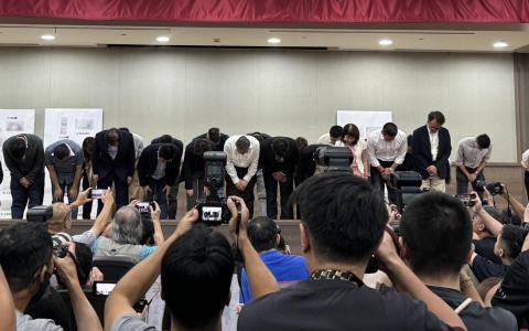 台湾在野民众党主席柯文哲星期四（8月29日）率重要党公职人员，为大选政治献金争议等伤及个人和党的声誉，向社会大众鞠躬致歉。（庄慧良摄）